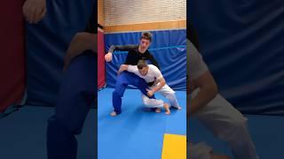 A judoka tries throws and takedowns from freestyle wrestling and grappling #judo #newaza #bjj #mma
