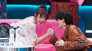 Yuqi and Lu Keran arm wrestling