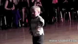 2 year old kid AMAZING dance.