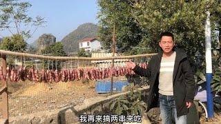 农村熏腊肉有方法，用甘蔗渣熏好挂在家里，一年都不坏