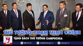 Thủ tướng Phạm Minh Chính tặng sách Thủ tướng Campuchia - VNews