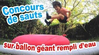 Concours de sauts sur un BALLON GONFLABLE GEANT REMPLI D'EAU