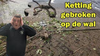 Veerpont Maasbommel twee kettingen gebroken op de wal door de harde wind.