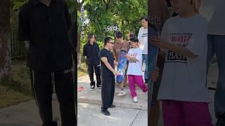挑战玩具板翻板下楼梯！ #滑板 #滑板轩轩 #跑酷 #小孩哥 #极限运动