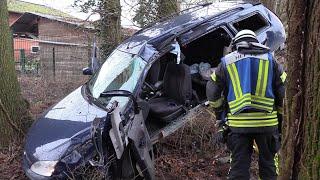 Heftiger Baumcrash mit eingeklemmter Person in Lienen RTH im Einsatz