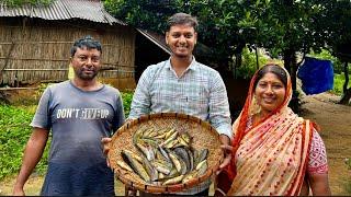 শালুক ফুলের ডোবায় জাল পেতে কই,মাগুর ধরে; কই ভাপা আর মাগুর রসা।।