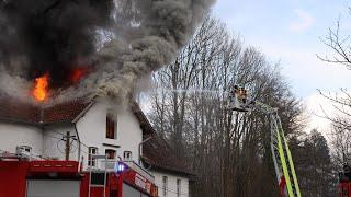 Dachstuhl lichterloh in Flammen - Meterhohe Flammen schlagen aus Dach