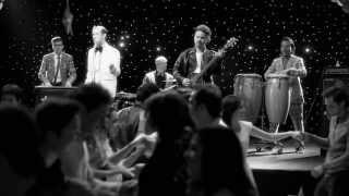 Los Amigos Invisibles - La que me gusta (Video Oficial)