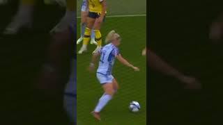 Alexia Putellas with a nutmeg #nutmeg #womenskills #shot