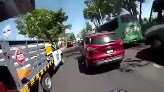 Conductora choca contra taxi por ir peleando con motociclista, en CDMX