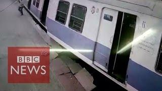 India: Passengers leap from derailed train in Mumbai - BBC News