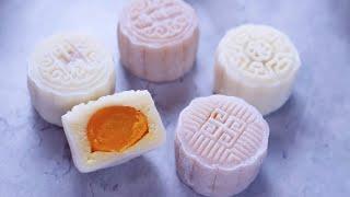 Snow Skin Moon Cakes with lotus seed paste, snow skin stays soft  莲蓉蛋黄冰皮月饼,  三天冰皮依然软糯, ,零失败配方