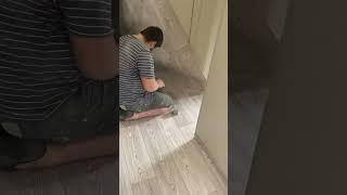 Укладываем линолеум в квартире для краткосрочной аренды в Петербурге. Посуточная аренда, ремонт.