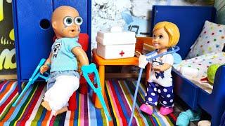 ESCAPED ON CRUTCHES FROM DIANA, Katya and Max are a funny family! Funny Barbie Dolls stories