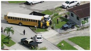 Al menos 3 niños hospitalizados tras choque de un autobús escolar y un camión en Hialeah