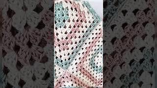new crochet free tutorial, granny square fringe crop top. #crochet #crochettops