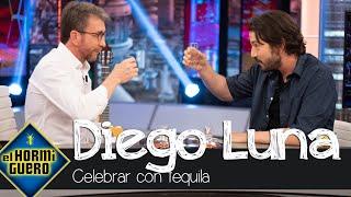 Pablo Motos y Diego Luna celebran su estancia bebiendo tequila - El Hormiguero