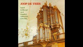 Joop de Vries bespeelt het orgel van de Evangelisch Lutherse Kerk te Den Haag (2)