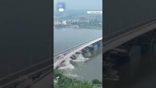 В Китае взорвали старый мост в трех метрах от нового