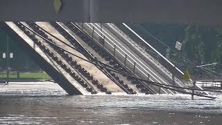 Die in der Nacht des 11. September 2024 eingestürzte Carolabrücke in Dresden im Hochwasser der Elbe