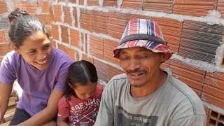 SEU ANTÔNIO E GRAZIELE FELIZES DA VIDA COM O INÍCIO DA COBERTA DA NOVA CASA