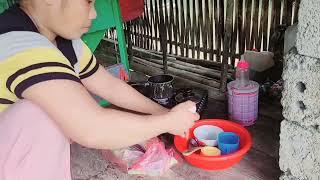 The difficult life of a single mother and child every day