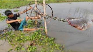 hand working village bay catching old handdel fish in hood seasen day fishing possible