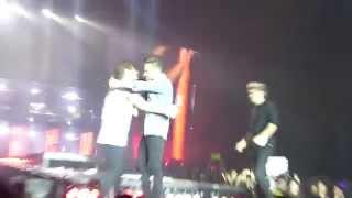 Final hugs (including larry hug!) in Sheffield - 31/10