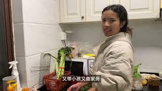 老公下班回到家，老婆叫帮忙做家务，老公讽刺老婆没用