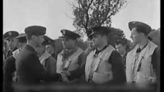 George VI visits Canadian and Polish pilots - Jerzy VI odwiedza Kanadyjskich i Polskich pilotów