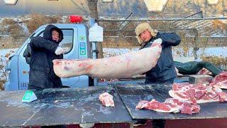 The mysterious brother comes to buy pork again, and he always buys a lot of pork.