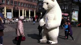 Tanzender Riesen-Eisbär umarmt Dame in Nürnberger Fußgängerzone