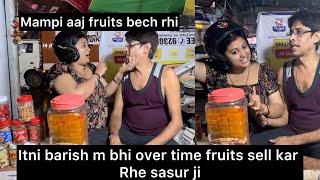 Itni barish m bhi sasurji fruits bech rhe bas sasural m koi dikkat n ho mampi aaj fruits bech rhi