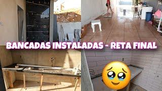 COLOCARAM AS BANCADAS  LUZ NA SALA | PAREDE PRETA | RETA FINAL DA OBRA + ELIMINANDO A POEIRA