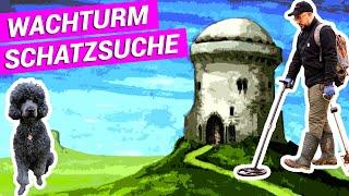 WACHTURM Suche mit dem Metalldetektor Sondeln auf Acker Feld mit Pudel Sondengänger Sonde Funde DEUS