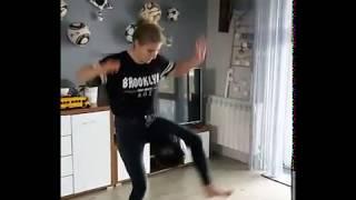 BALLDESIGNER Naturleder-Fußball, Barfuß Freestyle mit AGUŚKA 2x Female World Champion