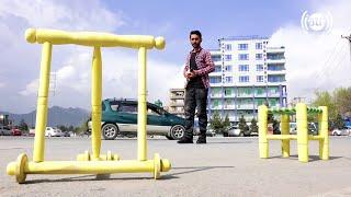 Wooden baby-walker seller in Lab e Jar square / فروشنده پایروک چوبی اطفال در چهارراهی لب جر