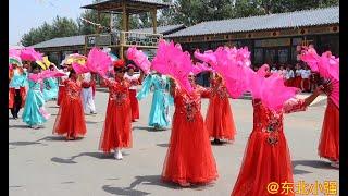 It was wonderful to watch the Yangko show. The northeast sticky malatang with my mother eating 8 di