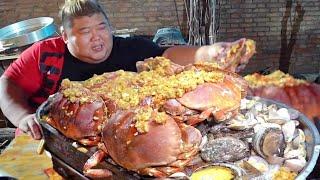 Online shopping of 10 big bread crabs  monkey brother to do ”seafood coffee” to entertain friends