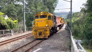 KiwiRail train 263 at takapu road tawa DF class "elephant style"