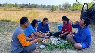 กินข้าวป่า ปลาค่อเผาแกล้มส้มตำ นั่งกินแซ่บๆหลังจับปลา