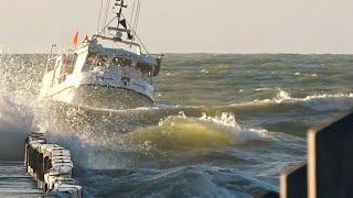  ATTENTION LES BATEAUX DE PÊCHES SONT FACE À DES CONDITIONS MARINES DANGEREUSES.   @ALEX.ROLLAND