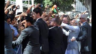 PM Modi greeted by people outside the hotel in San Jose, California