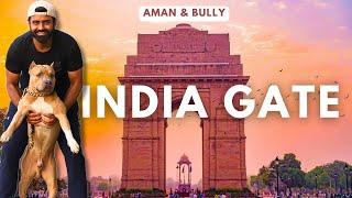 Bully aya India gate dekhne GOLD chains pehen kar !!