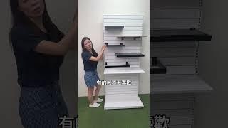 鐵層板 vs. 木層板？這樣搭配最實用！槽板配件大解析 | 撥撥的架子BOBO Homeware & Accessories #槽板配件 #鐵層板 #木層板 #置物架 #開店陳列 #包包收納