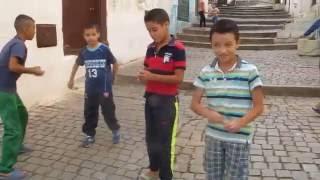 La Casbah   d'Alger .Les  enfants et les toupies"Zerbote"  Copyright Zinedine Zebar