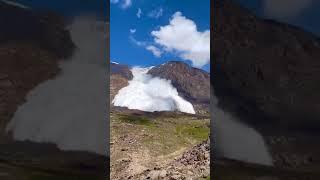 Massive avalanche hurls to hiker Harry Shimmin during his visit to Kyrgyzstan, he survived