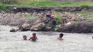 gerombolan tuyul lagi mandi