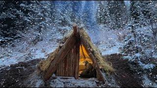 Ha costruito un caldo rifugio sul fianco della montagna. Sopravvivenza sotterranea nella foresta