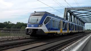 SNG 2745 komt over de IJsselbrug in Deventer